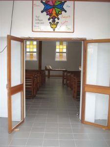 La salle de culte réaménagée avec son carrelage clair