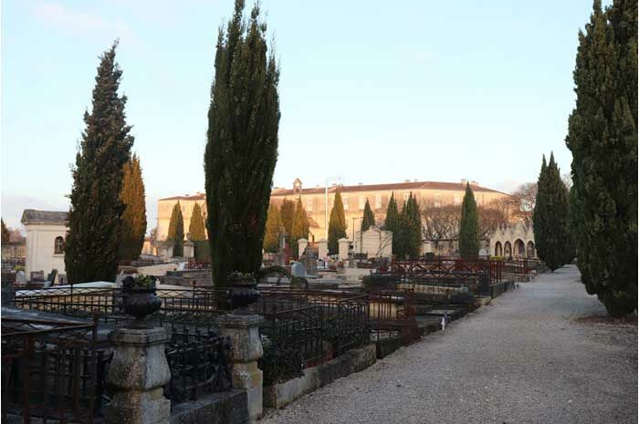 Allée du cimetière protestant de Bordeaux