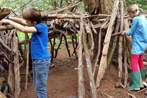 Deux enfants construisent une cabane en bois