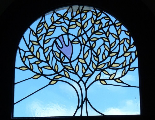 Un vitrail montrant un arbre symbolisant l'espérance